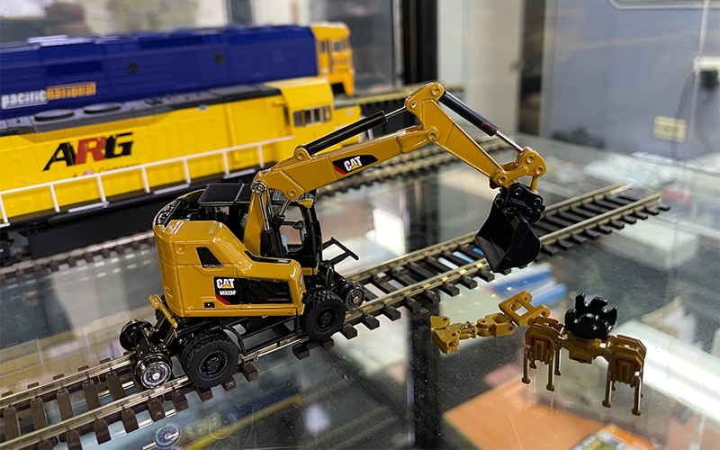 Diecast Masters CAT® 85656 CAT® M323F Railroad Wheeled Excavator Highline Series HO Scale