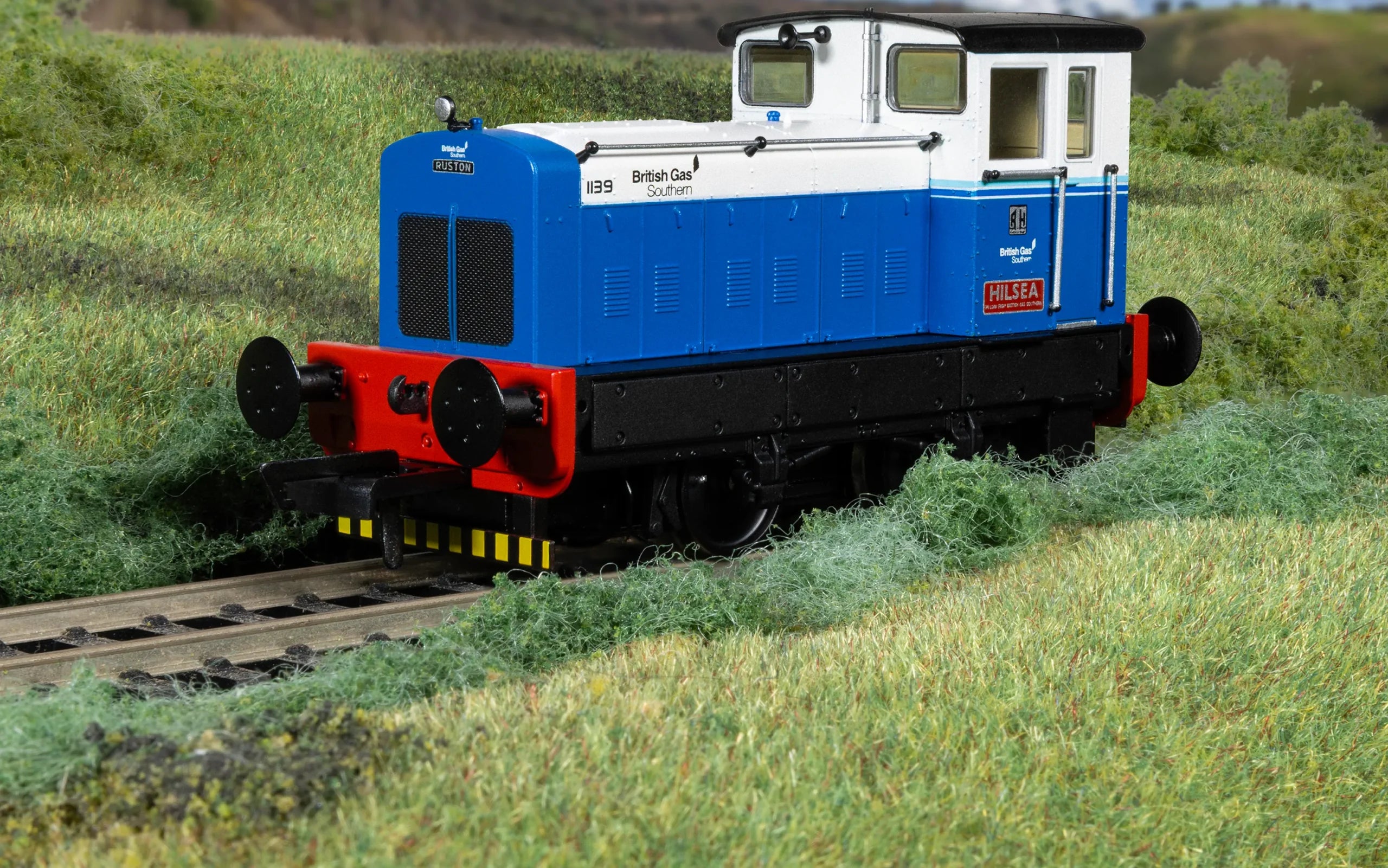 Hornby R30016 British Gas Ruston & Hornsby 88DS 'Hilsea' OO Scale