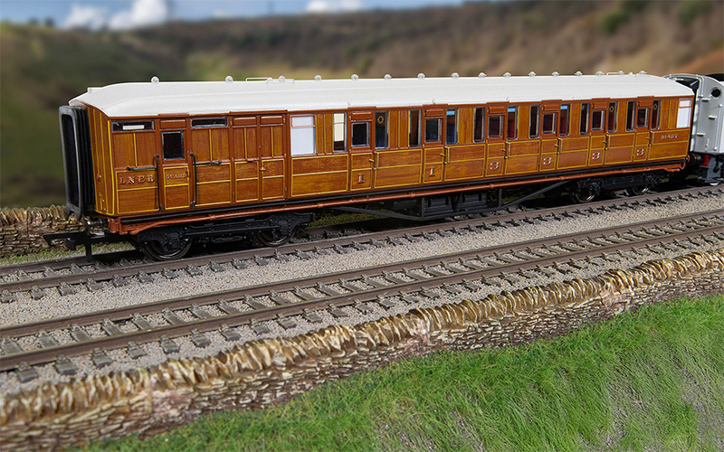 Hornby R40454 LNER Gresley Corridor 21437 Brake Composite Coach OO Scale