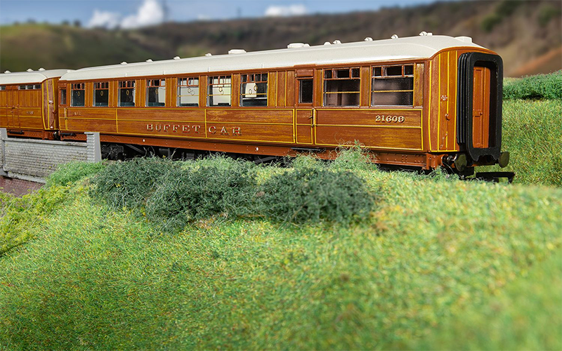 Hornby R40455 LNER Gresley Corridor 21609 Buffet Car OO Scale