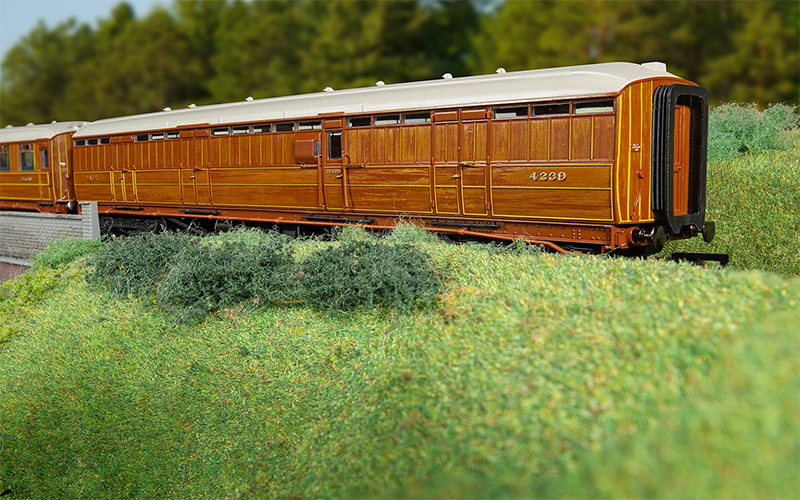 Hornby R40456 LNER Gresley Corridor 4239 Passenger Brake OO Scale