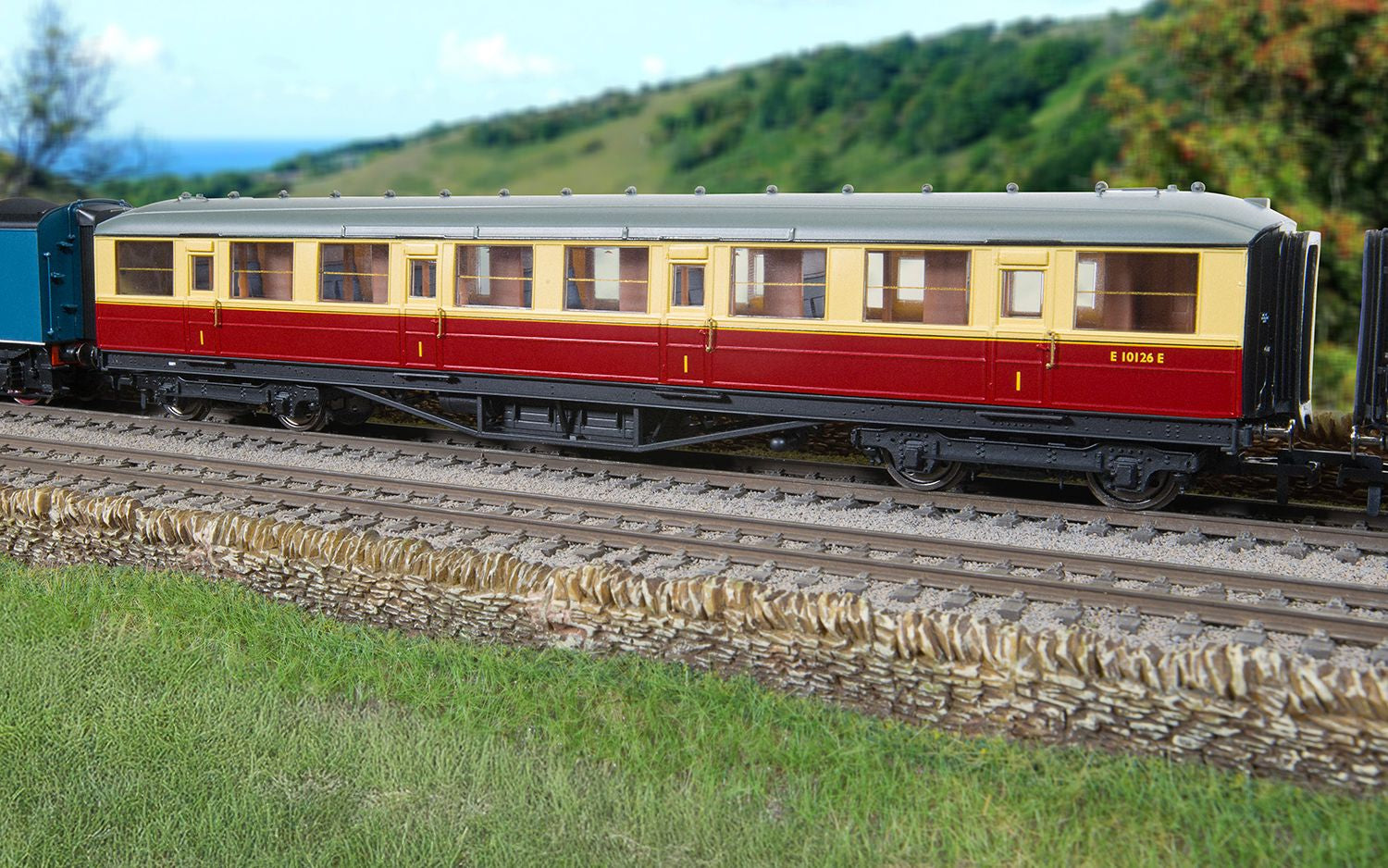 Hornby R40457 BR Gresley Corridor E10126E First Class Coach OO Scale