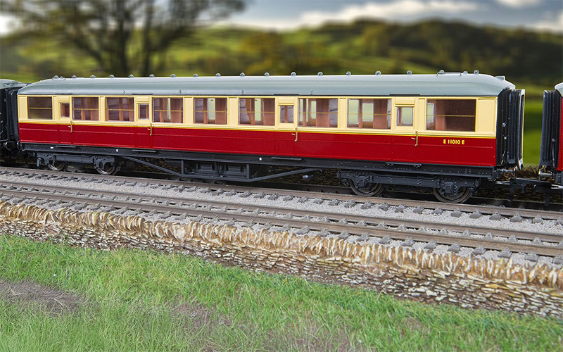 Hornby R40458 BR Gresley Corridor E11010E Third Class Coach OO Scale