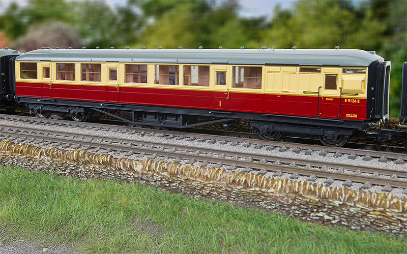 Hornby R40460 BR Gresley Corridor E9126E Composite Brake Coach OO Scale