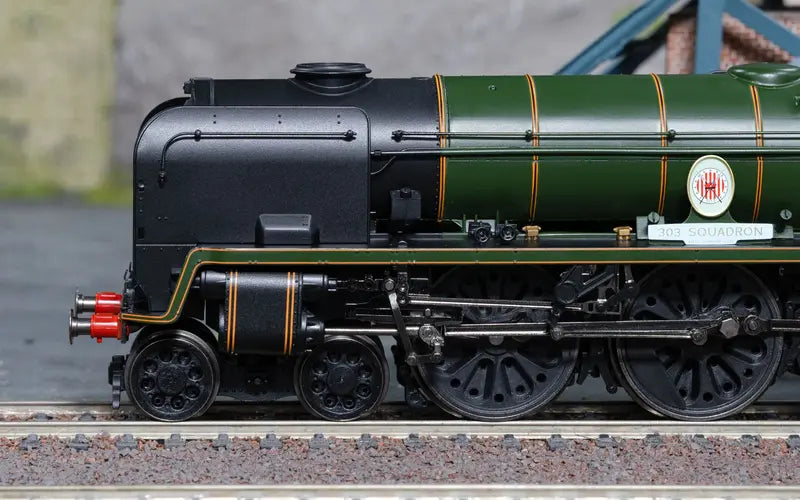 Hornby R30485 BR Battle of Britain Class (Rebuilt) '303 Squadron' 34053 OO Scale