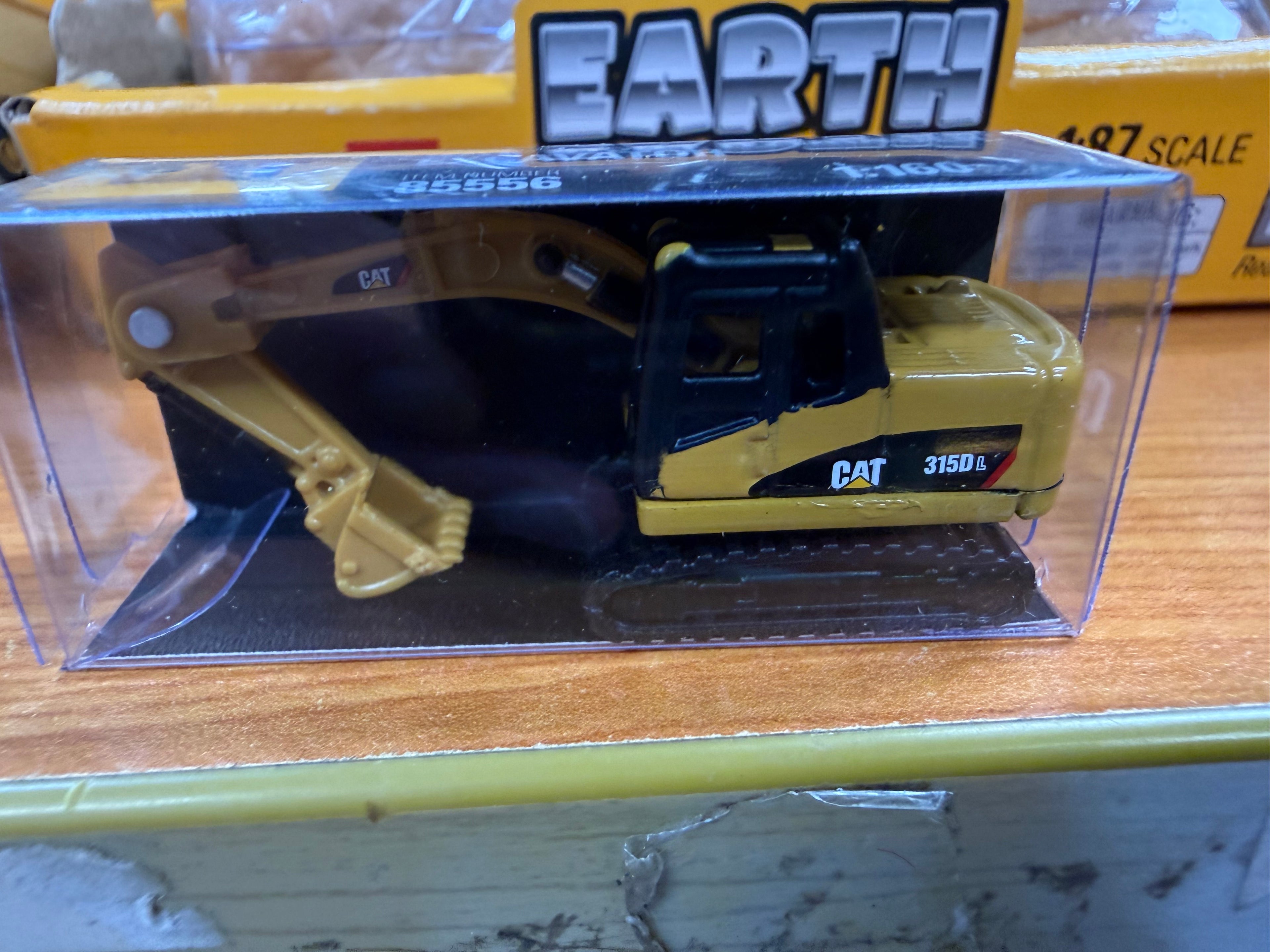 Diecast Masters CAT® 84556 1:87 Cat CT681 Dump Truck Earth Mover Set HO Scale