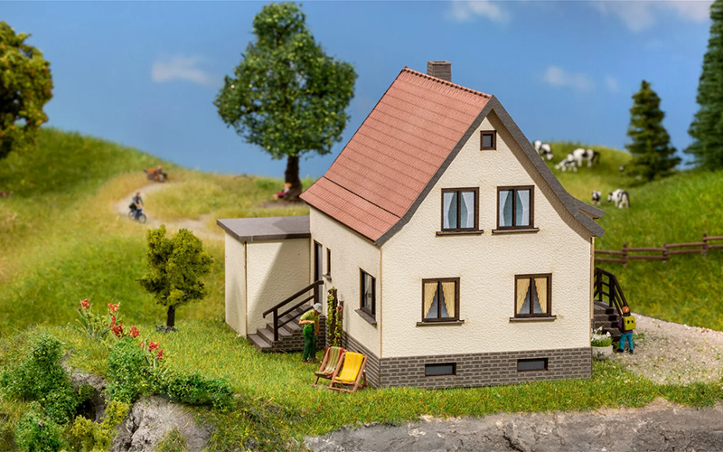 Noch 66606 Residential House with Garage HO Scale