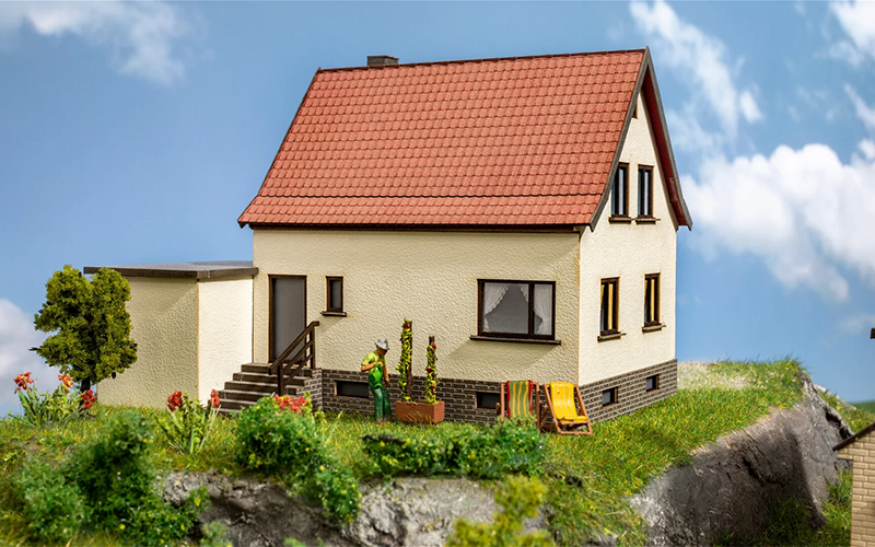 Noch 66606 Residential House with Garage HO Scale