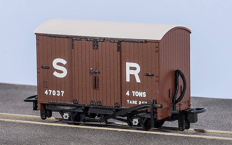 Peco Great Little Trains GR-221C Box Van SR Livery No 47037 OO9 Scale