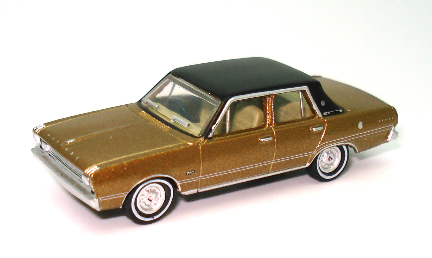 Road Ragers R.040 1969 VG Valiant Regal Citron Gold/Black Vinyl Roof HO Scale