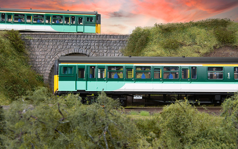 Hornby R30106 Southern Class 423 4-VEP EMU Train Pack Era 10 OO Scale