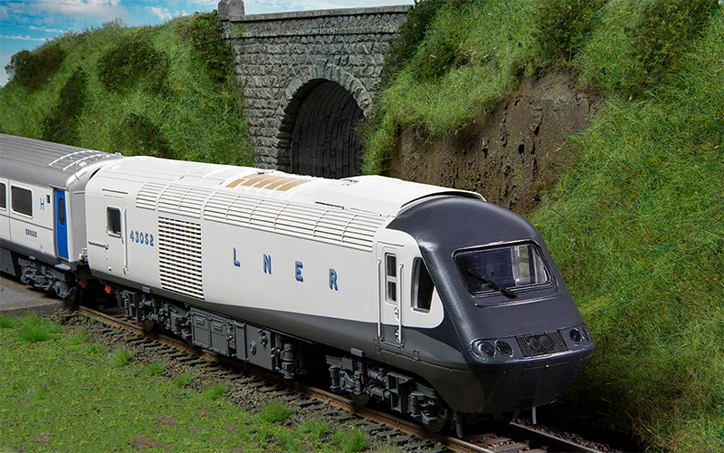 Hornby R30215 HM Queen Elizabeth II Platinum Jubilee HST Train Pack DC/DCC Ready OO Scale