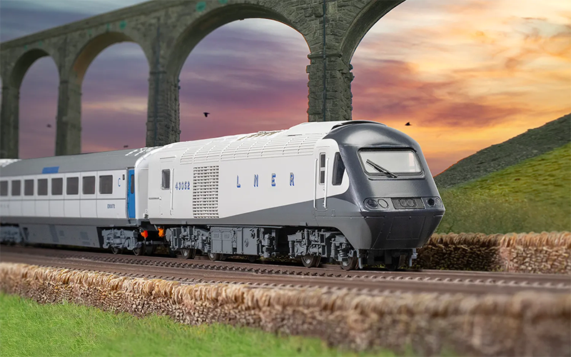Hornby R30215 HM Queen Elizabeth II Platinum Jubilee HST Train Pack DC/DCC Ready OO Scale