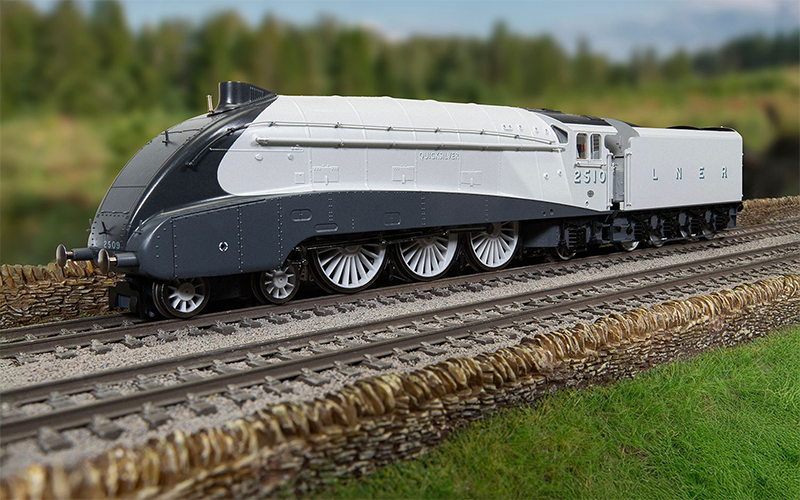 Hornby R30457 Hornby Dublo: LNER Class A4 2510 'Quicksilver' (Silver Jubilee Collection) OO Scale