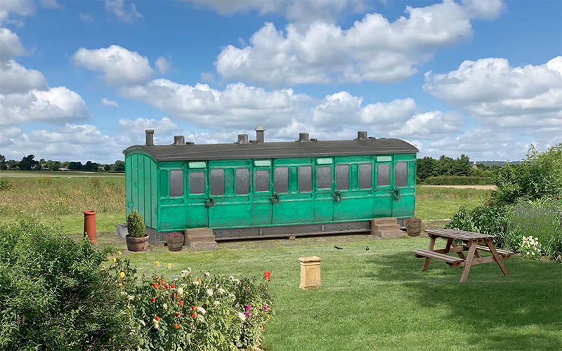 Hornby R7376 Grounded 6 Wheel Coach Summer House OO Scale