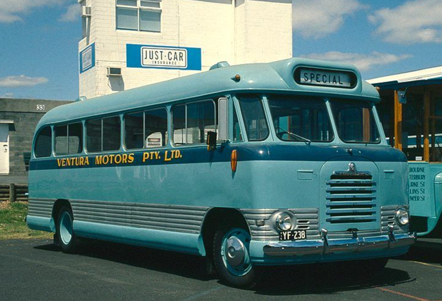 Road Ragers R.065 Aussie 1958 Bedford VENTURA BUS LINES HO Scale